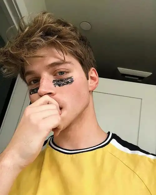 抖音网红小男孩头像(突然爆火的邻家雀斑男孩 froy gutierre)-万思特