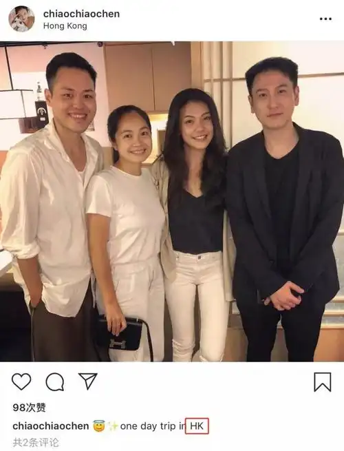 8月份,就有跟汤珈铖本尊的合影了.