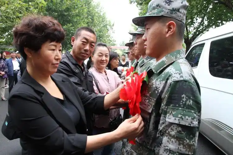 白念增为新兵寄语,向光荣入伍的全体新兵表示热烈祝贺,向积极送子参军