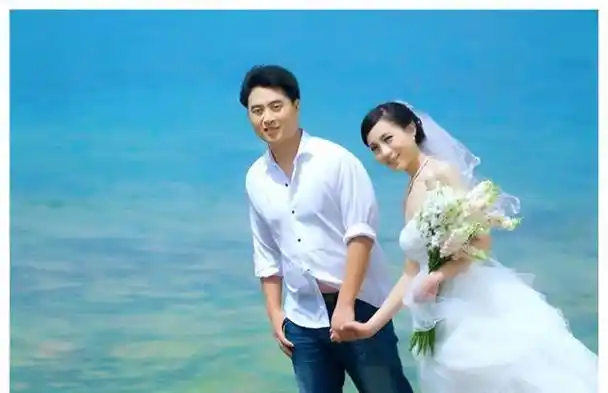 央视主持人杨丹:24岁嫁初恋,40岁高龄产子,如今家庭幸福美满