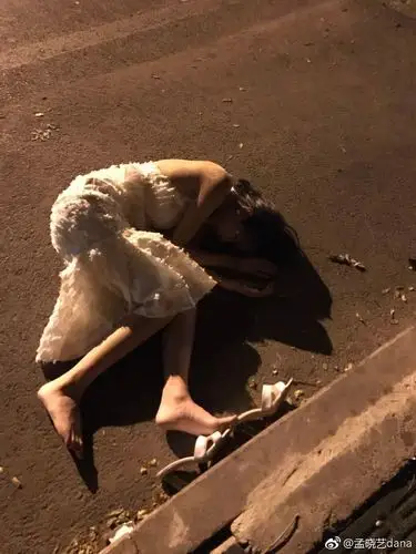 嫩模晒深夜醉酒照