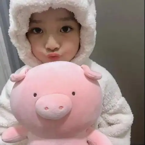 很可爱的搞怪的小女孩照片可以当做头像的