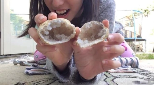 女子河边捡到一块怪石头,当她砸开这块石头,被眼前这幕乐晕了