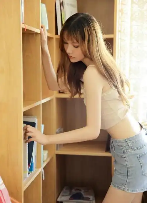 高挑美女私房性感写真