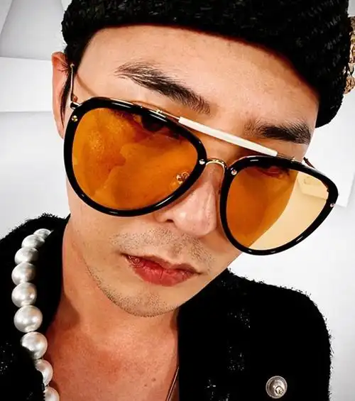 权志龙最新写真曝光 网友称其"鼻子有点怪"【组图】