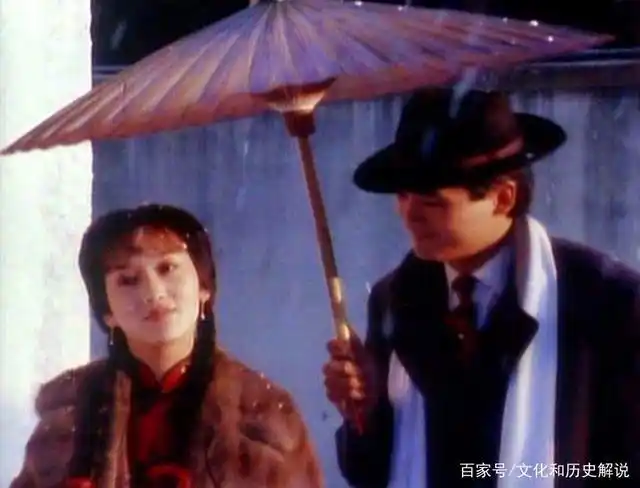 许文强为冯程程打伞