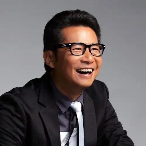 他是tvb御用奸角,从影30年无绯闻,和妻子低调恩爱15年