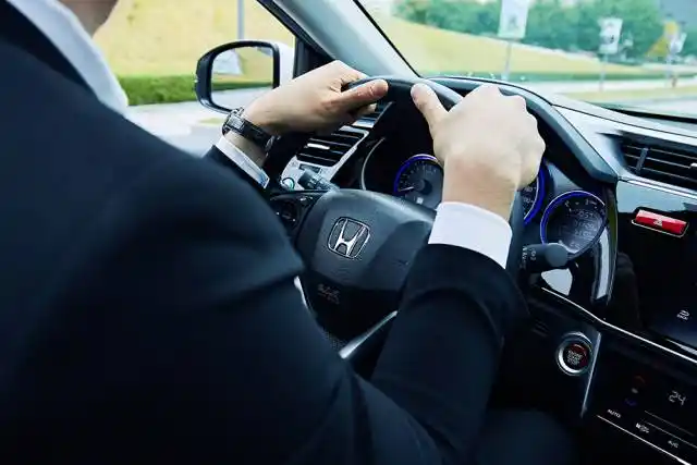 性情急躁型单手握方向盘,单手一直放在喇叭处你是急性子,做事追求效率