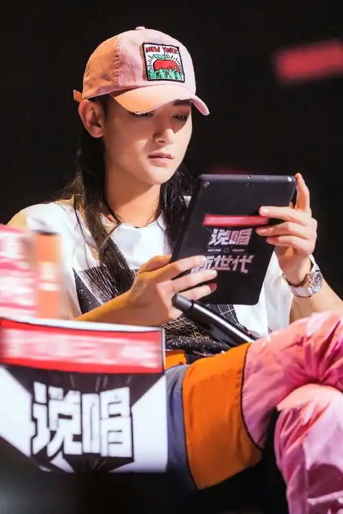 黄子韬长发高马尾##黄子韬黑长发粉红套装