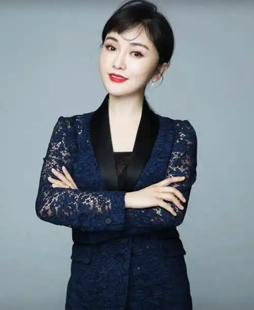 小桃红是由演员刘淼扮演的,刘淼毕业于中国人民大学,身上有一种书卷气