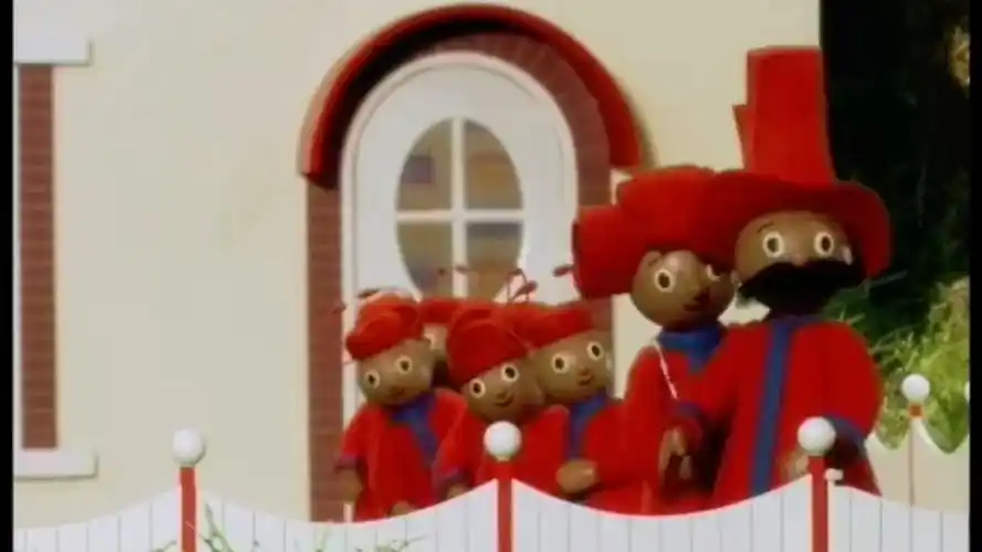 花园宝宝:小点点回家,小豆豆出来了,小点点和小豆豆挥手