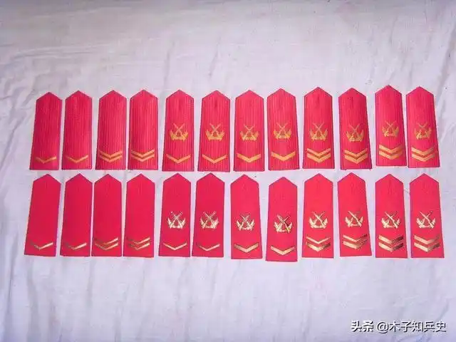 为什么武警以前的肩章杠是红色的