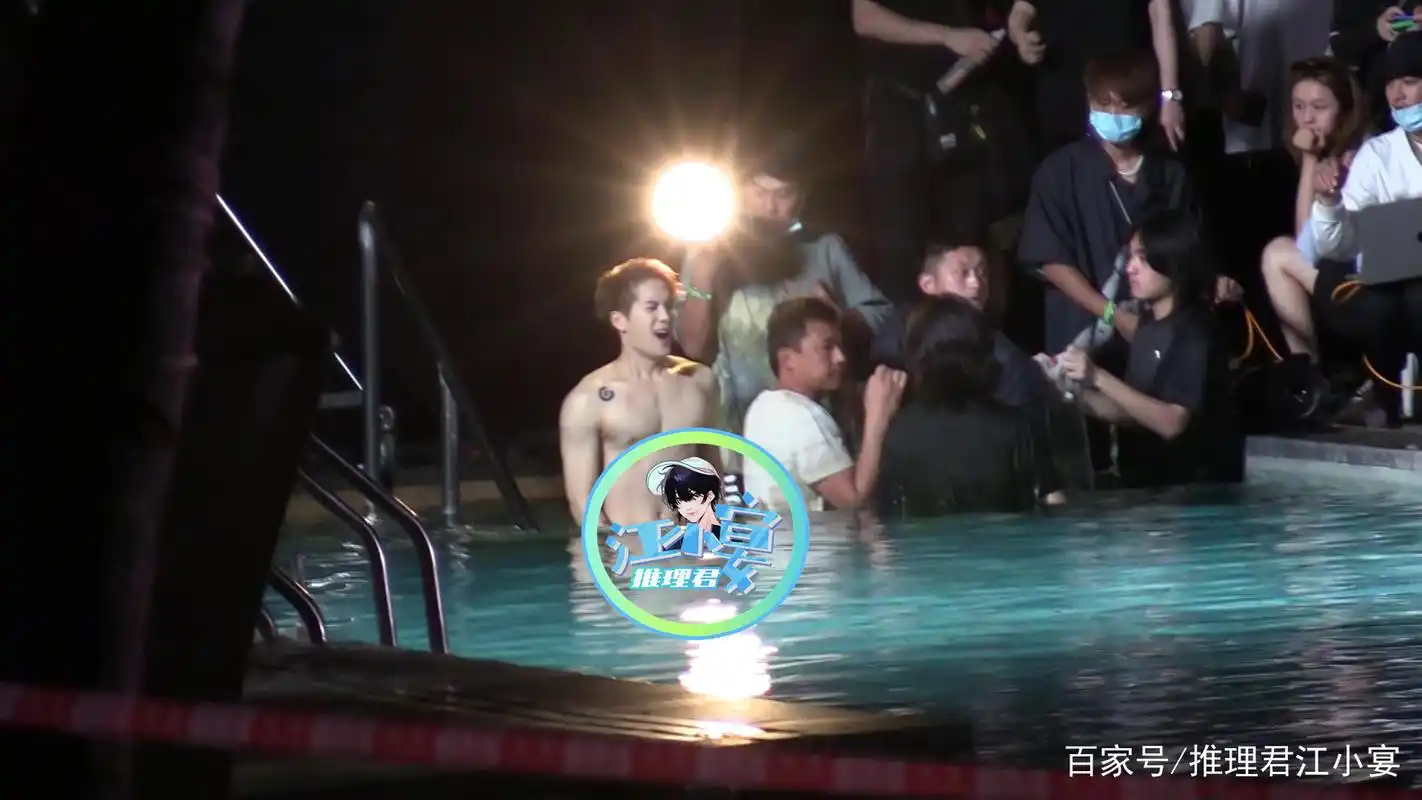 王嘉尔泳池半裸拍写真 优越身材实力抢镜