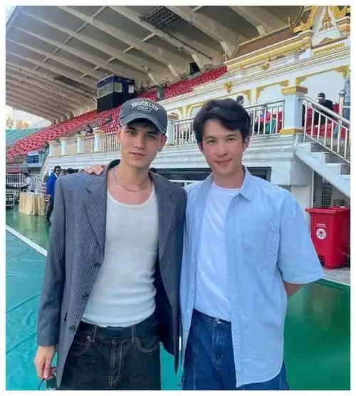 泰国三台54周年台庆盛典除了群星歌舞表演之外,三台男演员的明星足球