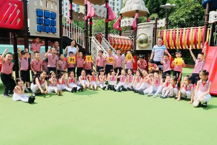 弟弟刘珉豪和他们大(二)班蒋老师,陈老师以及全体小朋友合影