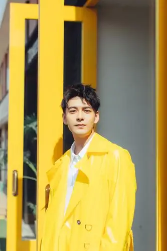 定格明媚春光演员陈星旭最新look阳光示人