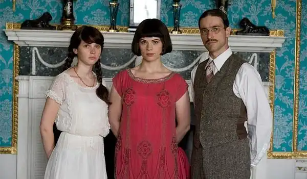 她在dw里面演了一名女贼.