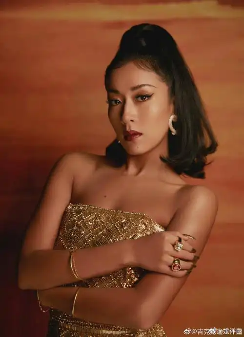 吉克隽逸踩13厘米高跟鞋后台练歌