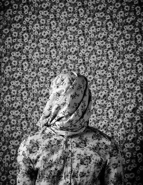 无助感是抑郁症患者通常会有的情绪这些照片大部分是黑白的,而他的脸