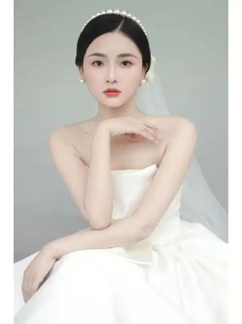 新娘造型经典简约珍珠低盘发