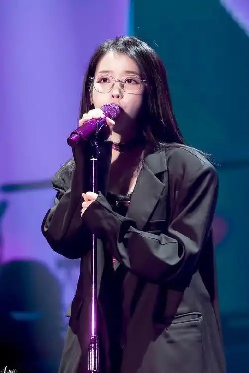 iu李知恩首尔演唱会舞台照曝光戴圆框眼镜尽显知性轻熟魅力