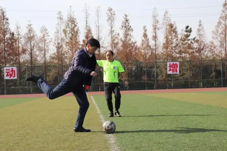 年"迎新杯"学生足球赛拉开战幕,校区党委常务副书记李国涛为比赛开球