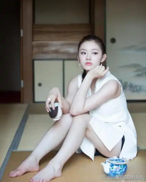 林允,本名费霞,1996 年 4 月 16 日出生于浙江省湖州市,中国内地影视