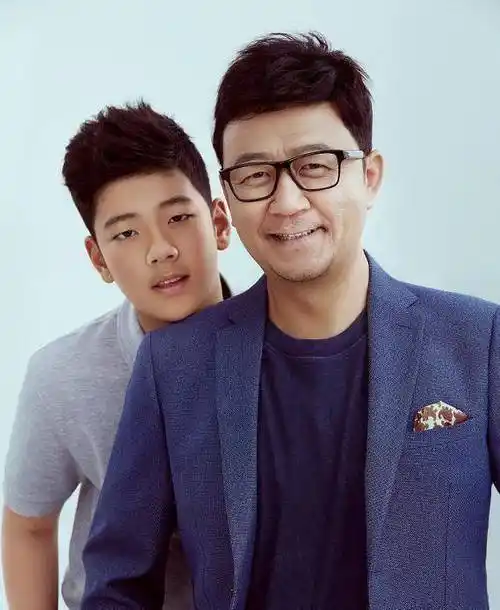 原创"石头"长大了,为庆祝爸爸生日,并晒出和爸爸的照片_郭子睿_时候