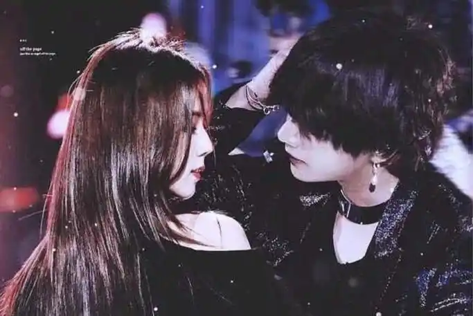 金泰亨把落在她脸上的碎发别在耳后,金智秀,不愧是四代团扛把子,长相