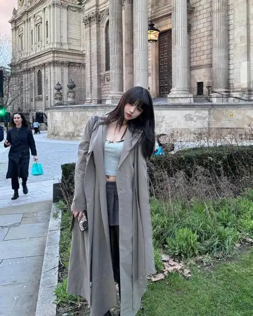 18岁小苹果晒留学随拍,穿短裙黑丝秀小蛮腰,超模身材遗传葛荟婕_腾讯