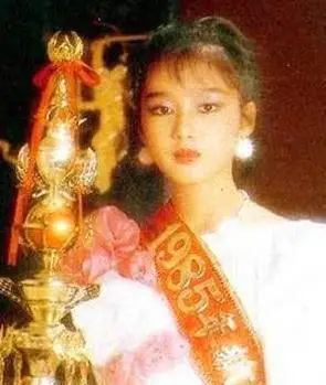 看了朱丽倩年轻时的照片没美艳和滤镜难怪刘德华一直独宠她