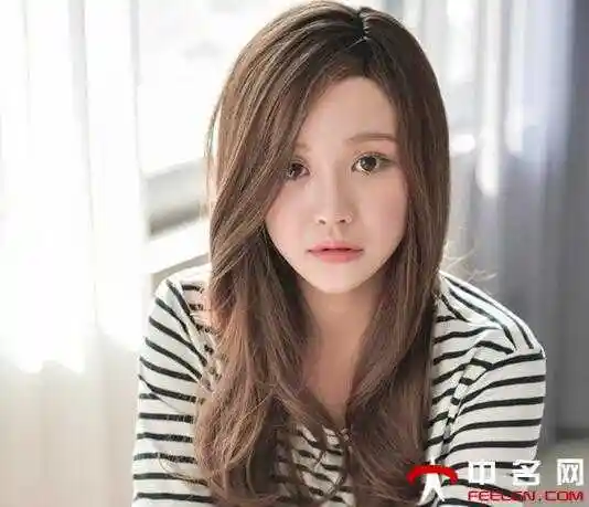 女生披肩中长发直发发型