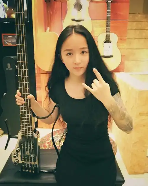 中国最美贝斯手——蒲羽.舞台上总是拍不到贝斯?