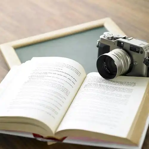 无人,竖图,俯视,室内,特写,白天,静物,书籍,相机,一本,阴影,朦胧,模糊
