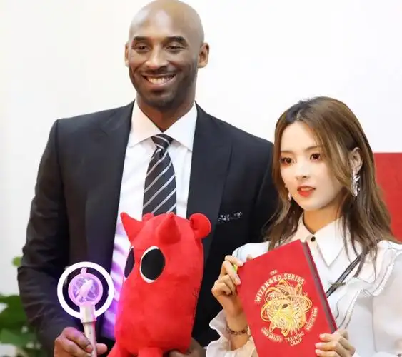 "异次元组合"杨超越科比跨界拥抱,科比杨超越惊现最萌身高差?