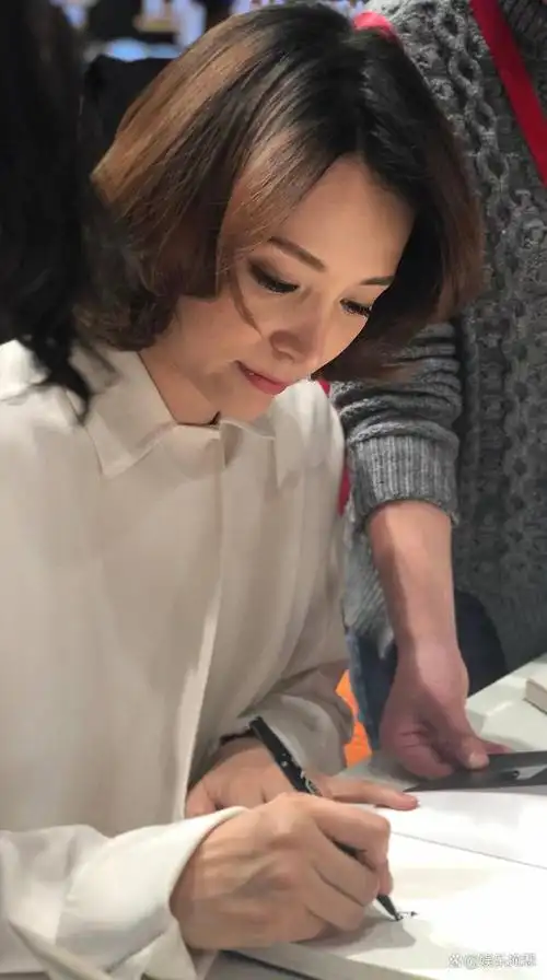 从"央视一姐"到"查无此人",50岁的董卿,已选择了另一条路