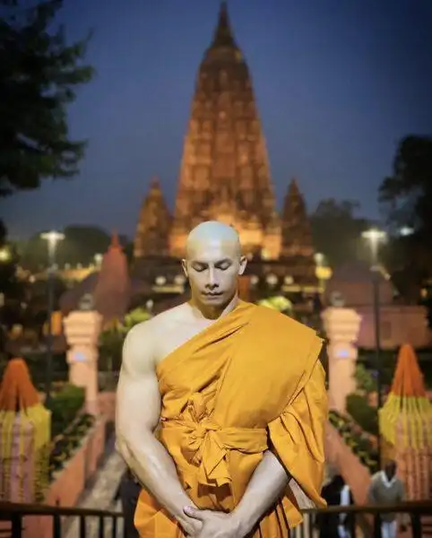 最帅泰国和尚!袈裟秀腹肌 行走荷尔蒙打破僧人印象