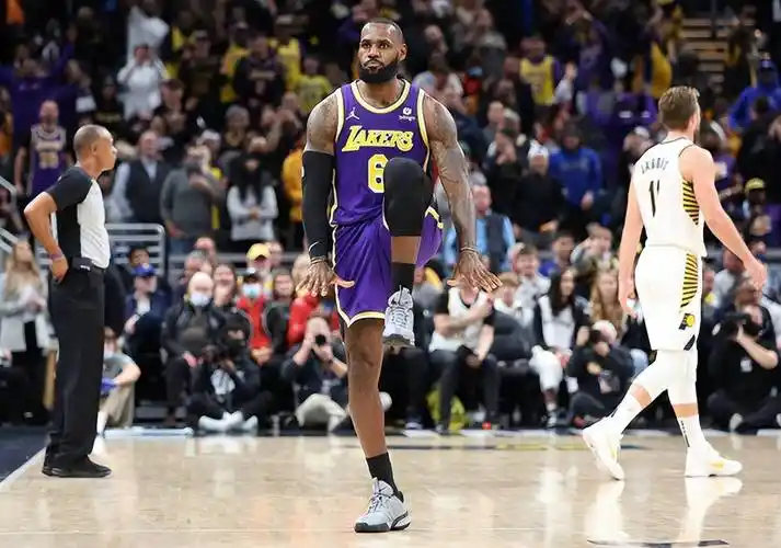 詹姆斯最经典的五个庆祝动作:霸王步潇洒无比,捶胸怒吼太霸气_镁粉