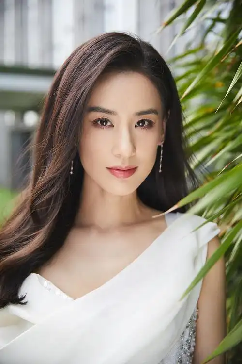 黄圣依草坪拍写真坐姿优雅迷人 大波浪配斜肩白裙高挑性感