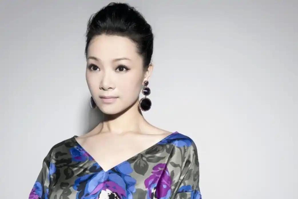 歌唱家吕薇:男友的病逝让她心痛,独自生活多年,50岁仍未婚