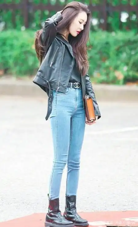 李宣美不愧为性感女神,穿白t都挡不住好身材,太撩了