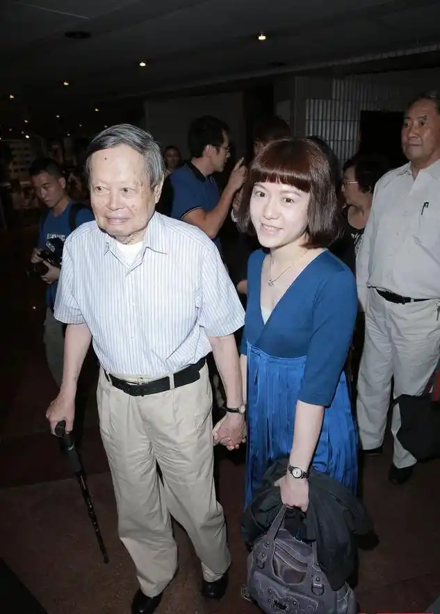 昔日恩爱照盘点[组图] 2004年12月24日,82岁的杨振宁与28岁的翁帆登记