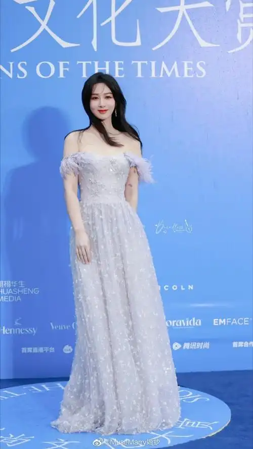 礼服来自我们家#杨紫紫色羽翎雪花裙##杨紫##杨紫红毯雨中拍照#杨紫