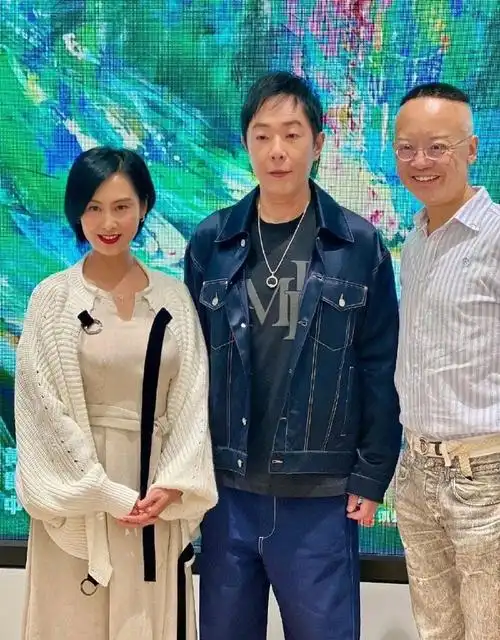 同框#朱茵黄贯中一家三口罕见同框  何超仪拄拐带老公亮相黄贯中画展
