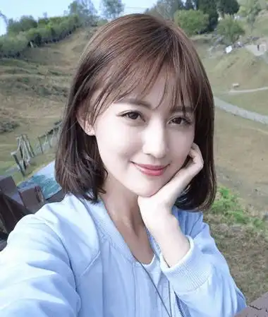 贴着脸颊梳的烫大卷发型,短发的女生梳头发,内扣的头发有层次也更加的