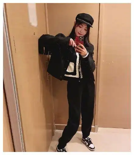 唐嫣晒全身照自拍遭粉丝吐槽1米7拍成了1米5