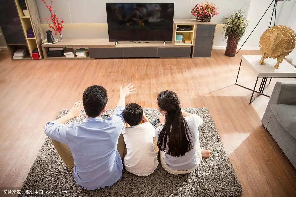 幸福家庭在看电视