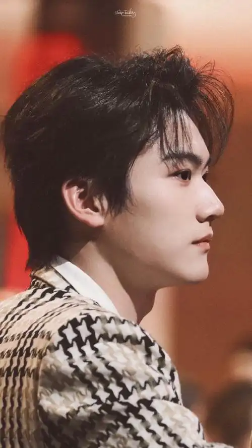 周柯宇家族年年年夜fan饭拍格纹西装配上白衬衫 好帅一男的!