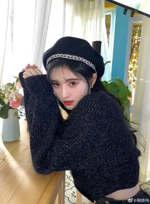 组图:鞠婧祎分享近期美照 戴贝雷帽抱星黛露清纯可爱