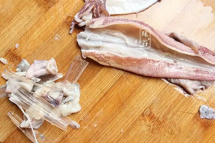 2,鱿鱼洗的白白净净的切成长条再切成丁,稍微切碎了点